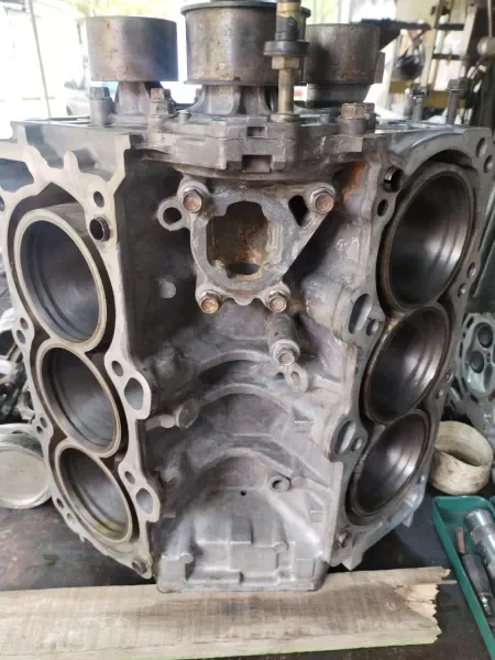 Este es el bloque de la isuzu/chevrolet dmax motor 6ve1,el cilindro del lado derecho de esta imagen es el que esta mas cerca del frente, por lo tanto ese es el cilindro/piston 1