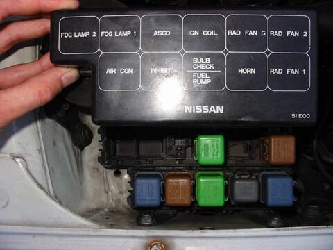 no llega corriente al enchufe que alimenta el modulo de ... 2013 nissan sentra fuse box location 